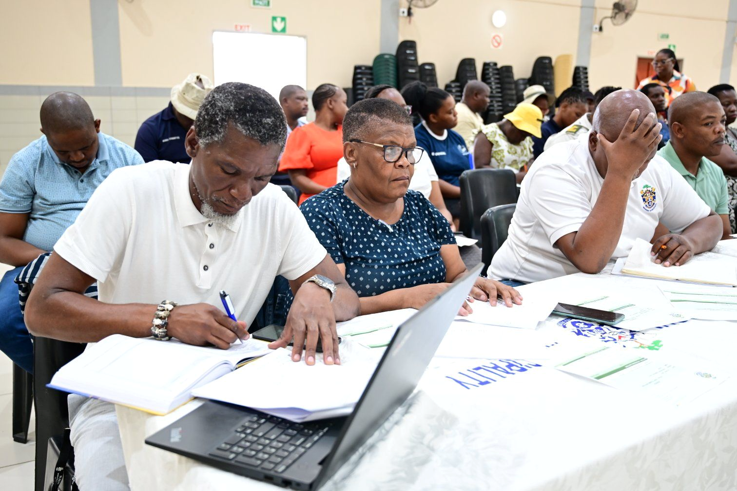 Izinhlaka Zikahulumeni Zihlangane Ukuxazulula Izinkinga Zomphakathi